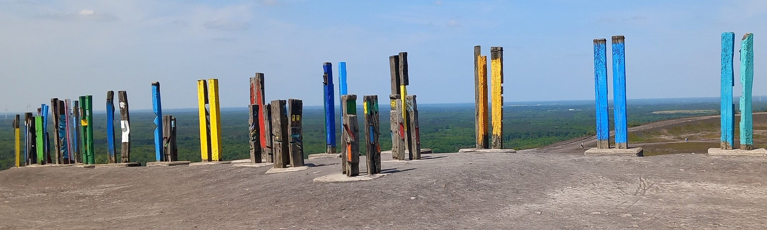 Stehlen auf der Halde Haniel vor blauem Himmel