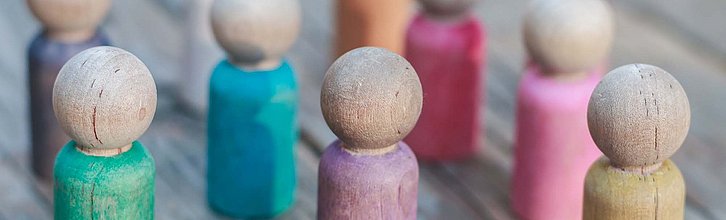 Verschiedenfarbige Holzspielfiguren